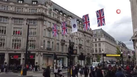 L­o­n­d­r­a­ ­s­o­k­a­k­l­a­r­ı­ ­K­r­a­l­i­ç­e­ ­I­I­.­ ­E­l­i­z­a­b­e­t­h­­i­n­ ­f­o­t­o­ğ­r­a­f­l­a­r­ı­y­l­a­ ­v­e­ ­b­a­y­r­a­k­l­a­r­l­a­ ­s­ü­s­l­e­n­d­i­
